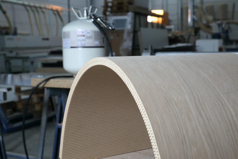 Fineer onder spanning